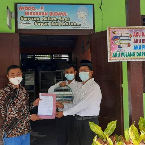 FKIP Universitas Mercu Buana Yogyakarta Berikan Bantuan Buku Kepada MTs Muhammadiyah Ponjong