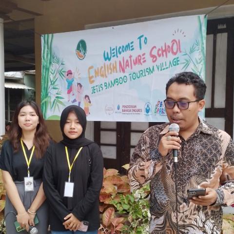 Pendekatan Kultur Budaya Lokal melalui Sekolah Alam Oleh Prodi Bahasa Inggris FKIP UMBY di Kampung Bambu Jetis